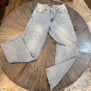 Cabi 1850 Embroidered Daisy Light Wash Straight Jeans Size 3